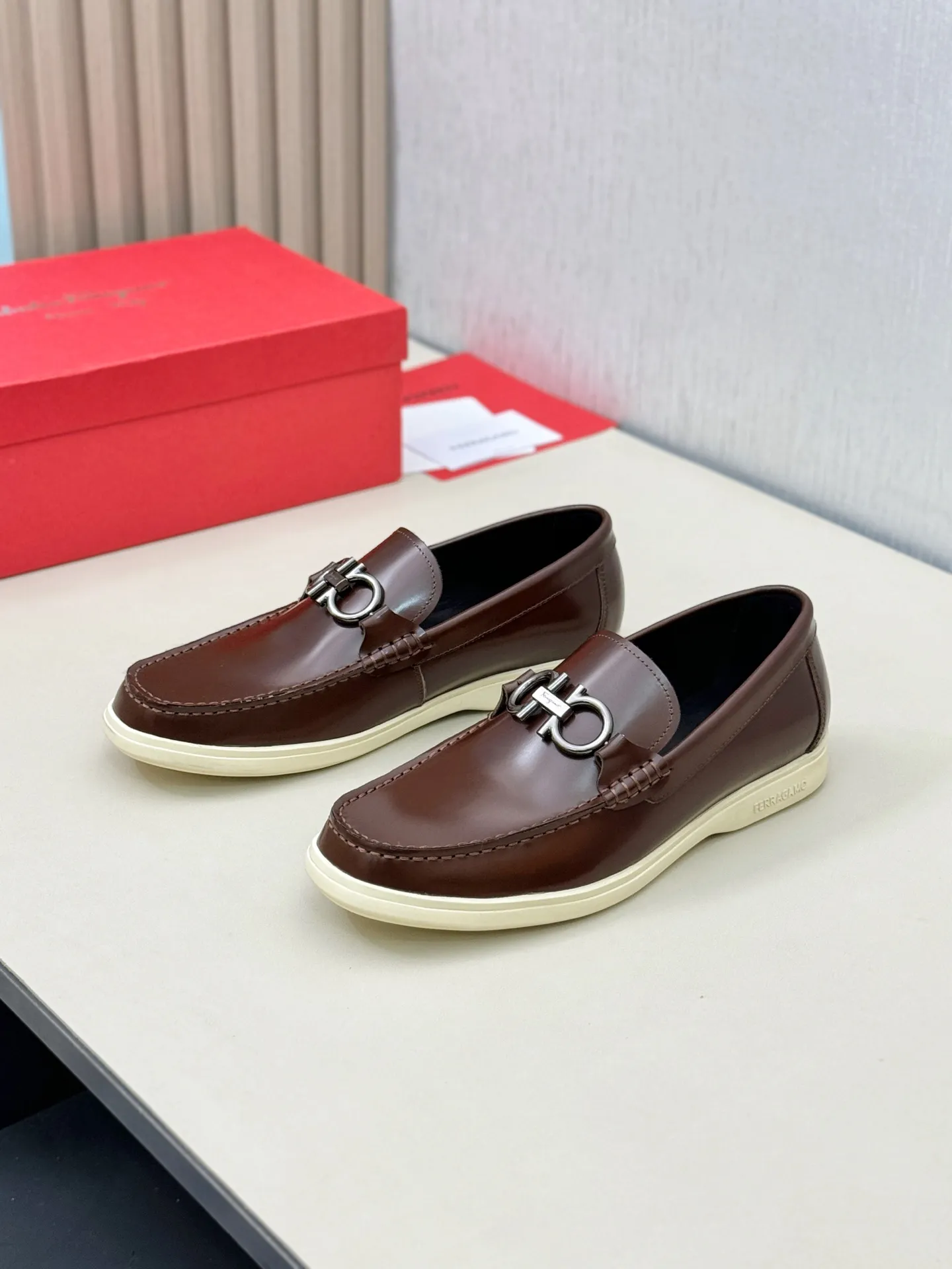 [Ferragamo] P: 580💰 Number of yards: 38~44 (45 orders are non-returnable) Ferragam's new men's driving shoes, the fabric is made of imported cowhide, with visible texture, heavy industrial stitching, dyed calfskin inside, standard logo cowhide feet, big-name experience, soft and comfortable on the feet, a men's favorite, special non-slip and wear-resistant rubber soles, easy to handle various occasions, with original box packaging!
